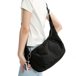 ADDEDIT 卡米拉 斜背流浪包 + 鑰匙圈, 黑色