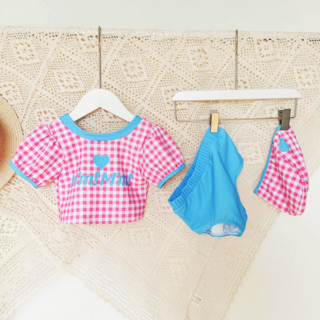 愛北鼻 夏季兒童兩件式泳裝,粉愛心格紋-上衣+泳褲+泳帽,可愛造型設計，讓寶貝成為焦點, M