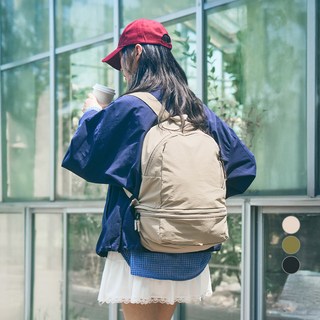 [브랜든 2 WAY 백팩을 착용한 여성의 모습]