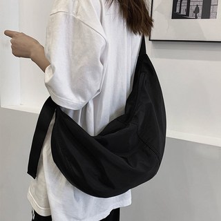 BUBBLYDAY 半月形休閒斜背流浪包 SB302, 黑色