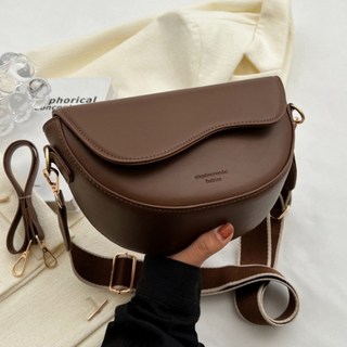 Yeon-i Land 半月形皮革斜背包, 咖啡色