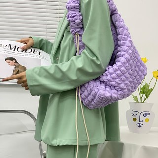 Planday 女用雲朵鬆餅壓紋可調式背帶毛球肩背包