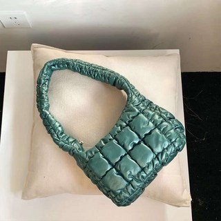 流行色系柔軟絎縫雲朵肩背包