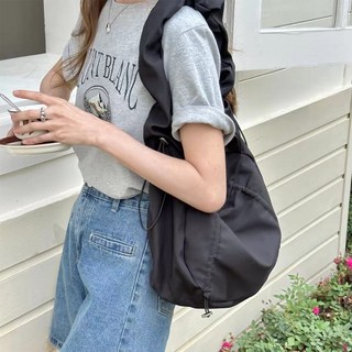 Vienne抓皺流浪斜背包, 黑色