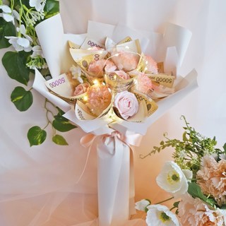 La Alegria 肥皂花 LED 雙色康乃馨鈔票花束, 杏色 + 奶油米色, 1個