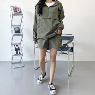 一套適合苗條女性的方形風衣訓練上衣和下裝