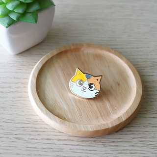 黃阿瑪的後宮生活 軟琺瑯徽章大臉款 金屬材質 尺寸約2.5x2.5cm 適用年齡6歲以上 中國產, 小花, 1個