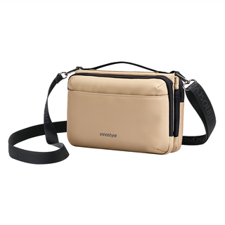 Innostyle FlexiCarry系列 時尚科技收納側背包 卡其色 15格+4拉鍊夾層 肩帶可調約66~128cm