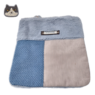 kUSUgURU JAPAN 日本眼鏡貓 Nagonago-san系列 毛絨異素材拚接設計手提萬用包 隨貨附贈胸針, 藍色