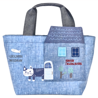 kUSUgURU JAPAN 日本眼鏡貓 Matilda san系列 手提包 立體突出房子刺繡貼花前口袋造型寬口收納包, 藍色