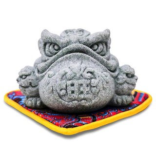 青砂石蟾蜍擺件 - 旺運生財，長6.5cm*寬5.7cm*高4cm，含手工織錦緞, HS-3006, 1組