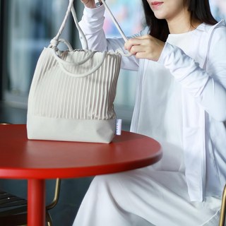 TH CHARIN 泰國皺褶斜背手提包 - 灰色