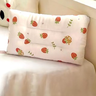 愛比貝兒之家 珍珠兒童水洗枕, 正面純棉+背面珍珠絨布, 抗菌羽絲棉填充物, 適用7歲-大童/1-6歲, 30 x 50cm, 滿版小草莓 多色