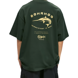 BOHRHOO 男款 寬鬆鱘魚標語印花 純棉短T, S, 墨綠