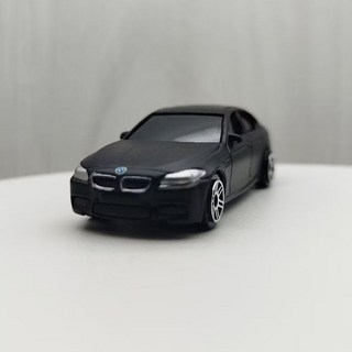 宅米吉 全新盒裝現貨 1:64 寶馬 BMW M5 消光黑色 黑窗 合金 滑行車 模型車 玩具 小汽車 收藏, 1個