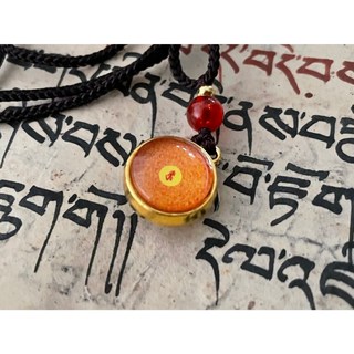 梵藏藝境 楞嚴咒六字真言吊飾【西藏佛法加持】 護身驅邪招吉 擋煞轉運保平安化災氣 招善緣助人緣開智慧 增吉祥福祿壽法寶, 1個, 紅色