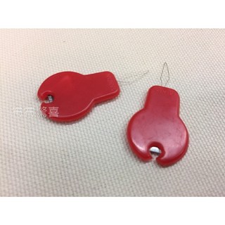帶刀穿針器(2入1組)台灣製 - 輕鬆穿針引線，內置刀片方便剪線，台灣製造品質保證, 1個