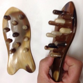【57健康酮學彙】天然魚型牛角顆粒梳 健康養生穴道按摩刮痧棒 做臉撥筋棒 腳底按摩, 1個