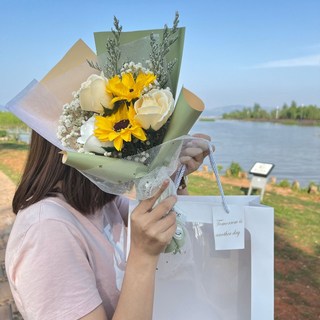 成品帶禮袋玫瑰向日葵香皂仿真花束滿天星真乾花永生裝飾畢業禮物首選，持久綻放，浪漫溫馨，送禮自用兩相宜, A26抹茶綠櫥窗袋送燈