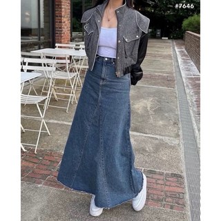 墨藍後叉牛仔裙 #7646 裙的顏色很有特色 兩側還有做大家愛的口袋 還有後開叉必備走路不彆扭 低調百搭的色調