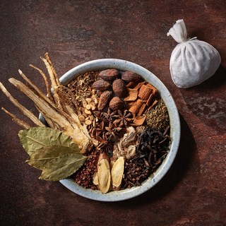 嚴選香料 八角 花椒 豆蔻 草果 甘草 陳皮 胡椒 橘紅 月桂葉 肉桂粉 乾薑 小茴香 黑胡椒 迷迭香, 1個, 家傳滷包 四入