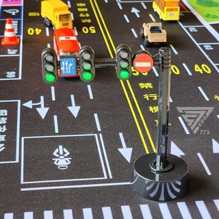 【台灣出貨】語音聲光紅綠燈 擬真紅綠燈玩具 信號燈玩具 音效聲光玩具 道路場景 停車場配件 認知玩具 號誌燈, Black, 1個