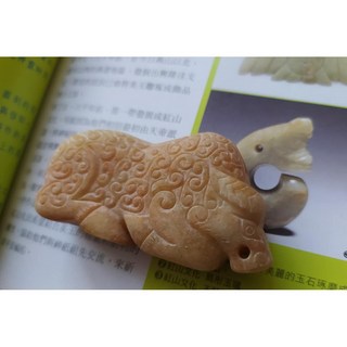 白玉灑金沁 古玉 鈣化質變【玉牛勾連雲紋】牛轉錢坤 把玩玉器, 1個