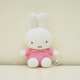 【iam我適文創】miffy 米飛 坐姿絨毛吊飾 吊飾 絨毛娃娃 可愛小物 情人節禮物, 粉色洋裝, 1個, 13.5cm