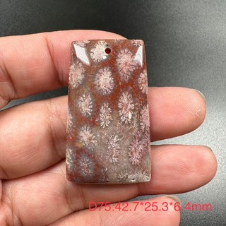 全透光珊瑚玉菊花石吊墜，尺寸42.7*24.5*6.8mm，精選材質，展現獨特光澤與紋理之美