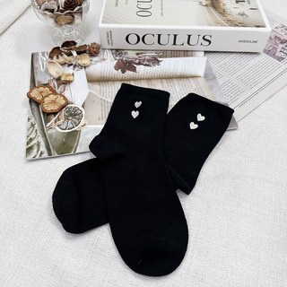 HanVo 奶霧雙愛心刺繡中筒襪 韓系簡約百搭舒適棉質襪 韓國潮流時尚休閒襪 女生配件