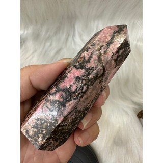 薔薇石水晶柱 天然水晶 薔薇石柱 居家裝飾 能量療癒, 一隻,有沙坑 切角