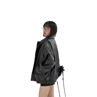 黑色皮質外套，簡約俐落剪裁，百搭時尚單品