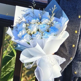 生日花束 【送禮推薦】玫瑰花束 畢業花束 情人節禮物送朋友閨蜜成品花束永生花香皂玫瑰滿天星畢業花束拍照, 1個, 白月光-蘇格蘭綠,創意花束+禮品袋+燈串【超值推薦】