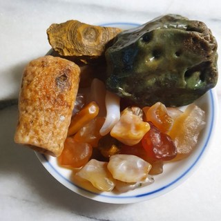 綜合戈壁小瑪瑙隨行泥石帶眼碧玉四種一組，獨特紋理，隨身守護，增添生活雅緻。