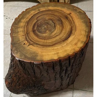 台灣樟木椅樟木檯座，保留樹皮樟木原貌，天然擺飾座，重油閃光花紋木頭椅原木椅，很香的天然椅, 1個