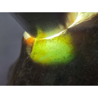 【七彩翡翠】危料 瓜料 瓜地馬拉 脫砂 發黑 原石 賭 冰種 牌子 戒面 434g, 1個