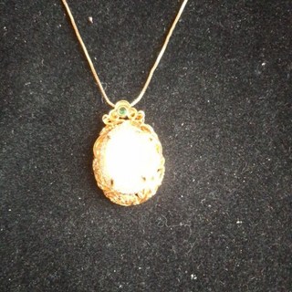 羊脂白玉鑲嵌吊墜項鍊附証，溫潤玉石，精緻鑲嵌工藝，象徵平安吉祥，提升氣質