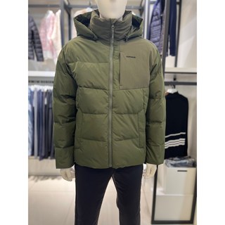 슈페리어<NC해운대>IMSEJP401-앞가슴과 등판에 톤온톤 소재를 믹스해 디테일을 살린 점퍼. 헤비 다운 점퍼이지만 리사이클 구스 충전재를 사용하여 가볍고 따뜻하게 착용 가능.