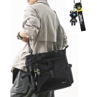 남성 대용량 크로스백 노트북 수납 가방 착용 예시