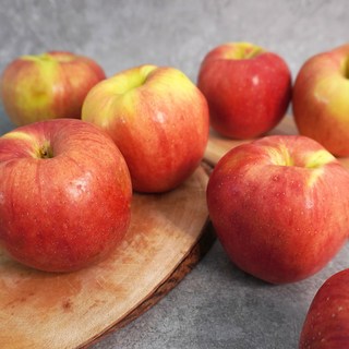 [더조은푸드] 못생겨도 맛있다!! 홍로 못난이 꿀 사과 2kg 제철과일 햇사과, 1개, 홍로 못난이 꿀사과 2kg 14-16과