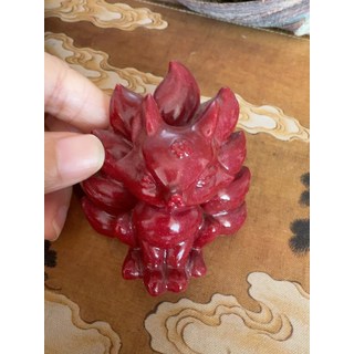 朱砂九尾狐擺件, 如圖所示