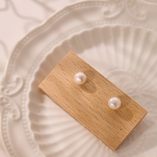 925純銀淡水珍珠饅頭珠耳環，7.5-8mm圓潤高亮貼耳設計，簡約百搭風格