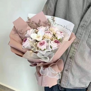 2025 畢業花束 玫瑰永生花 生日禮物 仿真花束 畢業季 送女友 送閨蜜 告白情人節, 牽手玫香,創意花束+禮袋+燈（店長推薦）