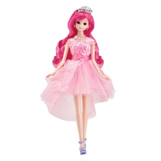 프린세스 쥬쥬 인형이 핑크 드레스를 입고 왕관을 쓴 모습
