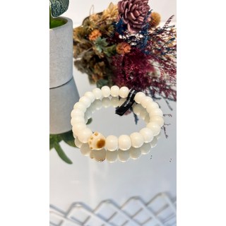 白色珠子手鍊與棕色爪子吊飾