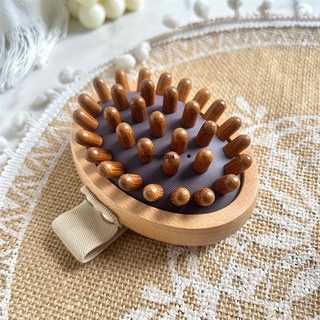 【台灣出貨】 圓形櫸木經絡按摩刷 附贈精油 收納袋 經絡梳 按摩梳 頭皮按摩 原木 按摩器 頭皮梳, 1個, 按摩刷 附贈精油+收納袋