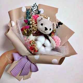 康乃馨小熊香皂花束/格紋小熊綜合花束/玫瑰乾燥花束/向日葵花束/畢業花束/母親節花束，多款花束選擇，傳遞溫馨祝福, 1個, 香皂康乃馨/米白小熊(圓點奶茶色包裝), 香皂康乃馨/米白小熊(圓點奶茶色包裝)