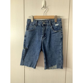 高腰牛仔五分褲 右割破左斜角設計