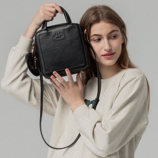 moz瑞典駝鹿 防潑水皮革方包(黑)