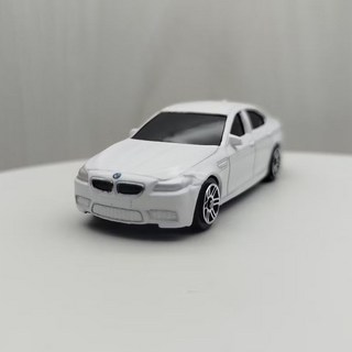 宅米吉 1:64 寶馬BMW M5 合金滑行車 - 白色黑窗模型車，兒童禮物收藏, 1個